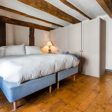Remarkable 4-bed In Cearleon Holiday home