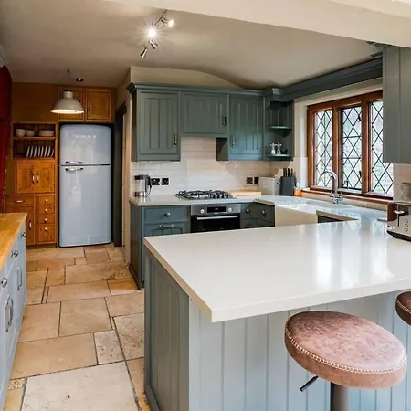 Remarkable 4-bed In Cearleon Holiday home