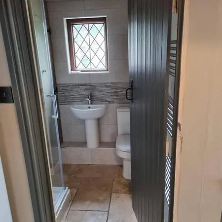 Remarkable 4-bed In Cearleon Holiday home Newport (Gwent)