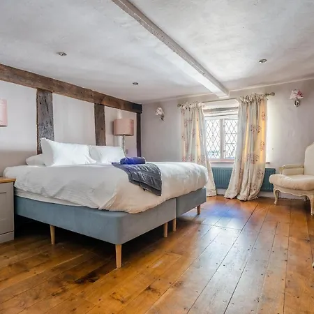 Remarkable 4-bed In Cearleon *
