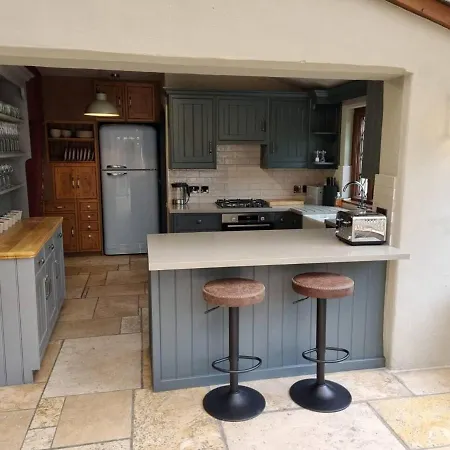 Holiday home Remarkable 4-bed In Cearleon *