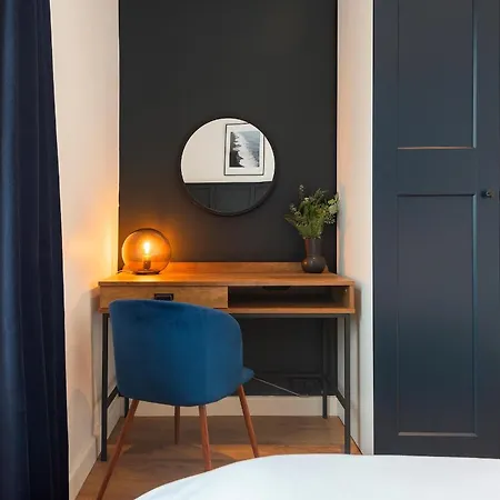 Crescent Apartment *