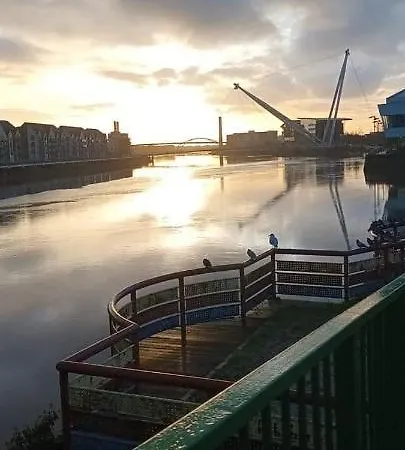 Luxury Riverside 2 Bedroomed With Balcony *