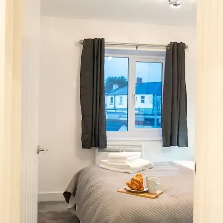 The Mews, Amazing 2 Bedroom Excellent Location, Parking, Perfect For Contractors Holiday home *