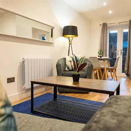 Holiday home The Mews, Amazing 2 Bedroom Excellent Location, Parking, Perfect For Contractors *