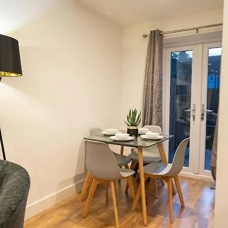 The Mews, Amazing 2 Bedroom Excellent Location, Parking, Perfect For Contractors Holiday home *