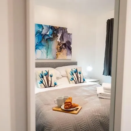 The Mews, Amazing 2 Bedroom Excellent Location, Parking, Perfect For Contractors Holiday home *
