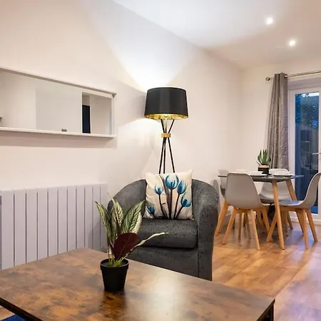 The Mews, Amazing 2 Bedroom Excellent Location, Parking, Perfect For Contractors Holiday home Newport (Gwent)