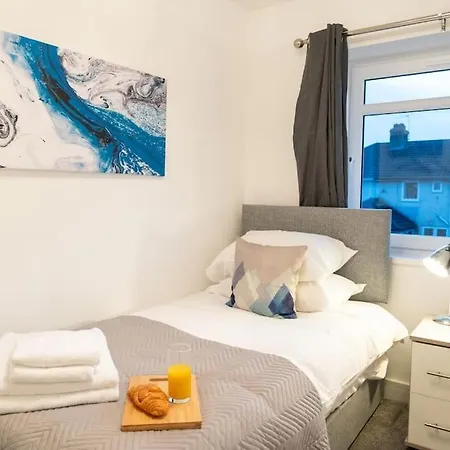 The Mews, Amazing 2 Bedroom Excellent Location, Parking, Perfect For Contractors Newport (Gwent)