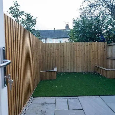 The Mews, Amazing 2 Bedroom Excellent Location, Parking, Perfect For Contractors