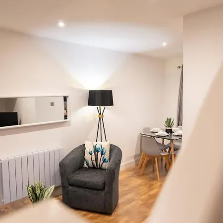 Holiday home The Mews, Amazing 2 Bedroom Excellent Location, Parking, Perfect For Contractors