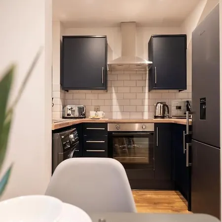 The Mews, Amazing 2 Bedroom Excellent Location, Parking, Perfect For Contractors Holiday home