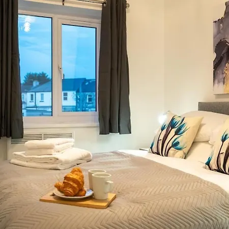 The Mews, Amazing 2 Bedroom Excellent Location, Parking, Perfect For Contractors Holiday home *
