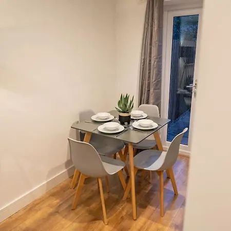 Holiday home The Mews, Amazing 2 Bedroom Excellent Location, Parking, Perfect For Contractors Newport (Gwent)