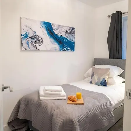 The Mews, Amazing 2 Bedroom Excellent Location, Parking, Perfect For Contractors Holiday home