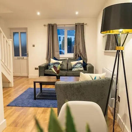 The Mews, Amazing 2 Bedroom Excellent Location, Parking, Perfect For Contractors