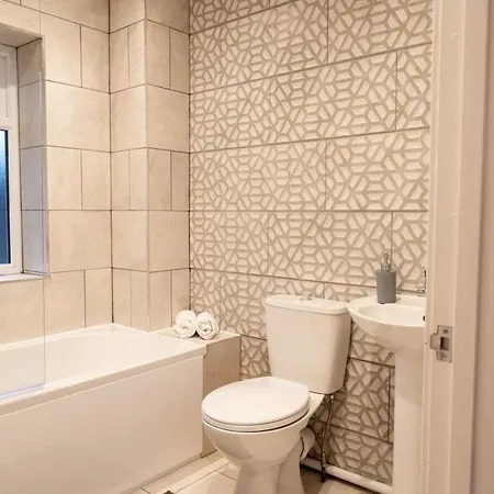 The Mews, Amazing 2 Bedroom Excellent Location, Parking, Perfect For Contractors Newport (Gwent)