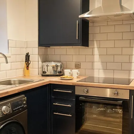 The Mews, Amazing 2 Bedroom Excellent Location, Parking, Perfect For Contractors Holiday home *