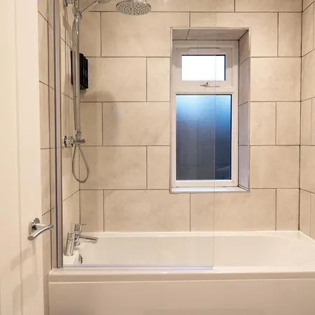 The Mews, Amazing 2 Bedroom Excellent Location, Parking, Perfect For Contractors Newport (Gwent)