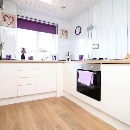 3 Bedroom Family Newport, Located Next To M4 Holiday home *