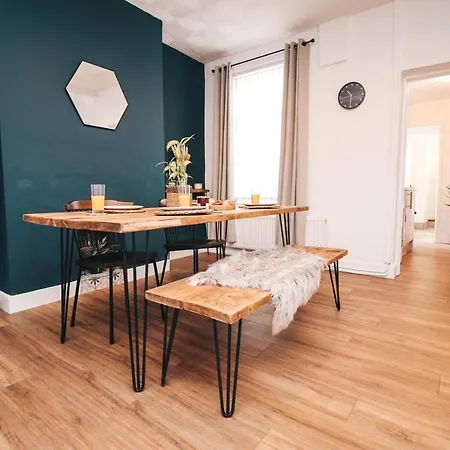 Holiday home Commercial House, By Solace Newport (Gwent)