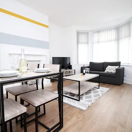 Holiday House For 7 Guests, Free Wi-fi & Self Check-in Explore * Newport (Gwent)