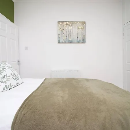 Holiday House For 7 Guests, Free Wi-fi & Self Check-in Explore * Newport (Gwent)