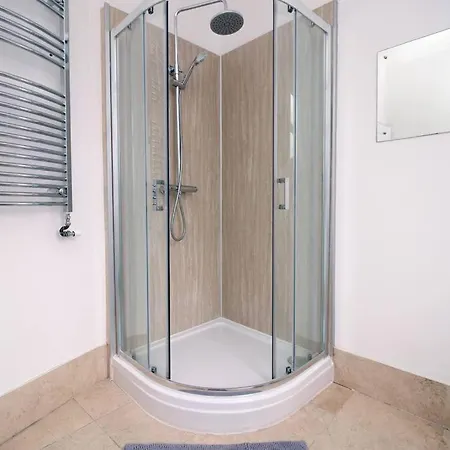 Holiday House For 7 Guests, Free Wi-fi & Self Check-in Explore