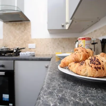 Holiday House For 7 Guests, Free Wi-fi & Self Check-in Explore Holiday home Newport (Gwent)
