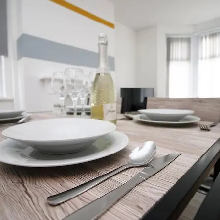 Holiday House For 7 Guests, Free Wi-fi & Self Check-in Explore Holiday home *