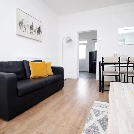 Holiday House For 7 Guests, Free Wi-fi & Self Check-in Explore Newport (Gwent)