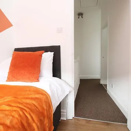 Holiday House For 7 Guests, Free Wi-fi & Self Check-in Explore