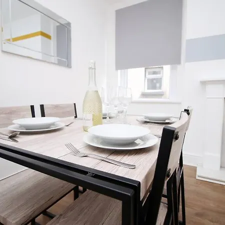 Holiday House For 7 Guests, Free Wi-fi & Self Check-in Explore * Newport (Gwent)