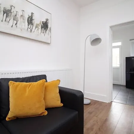 Holiday House For 7 Guests, Free Wi-fi & Self Check-in Explore *