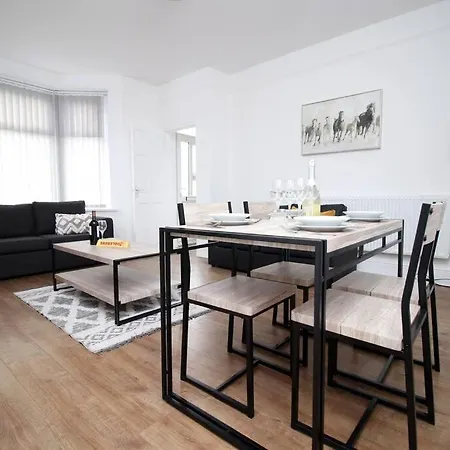 Holiday House For 7 Guests, Free Wi-fi & Self Check-in Explore Newport (Gwent)