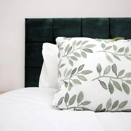 Holiday House For 7 Guests, Free Wi-fi & Self Check-in Explore Holiday home *