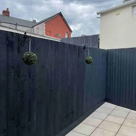 Stylish 1 Bed With Private Court Yard * Newport (Gwent)