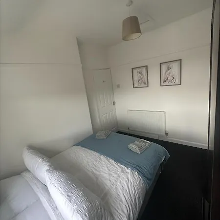 2 Bedroom Semi-Detached House- Sleeps 4 *