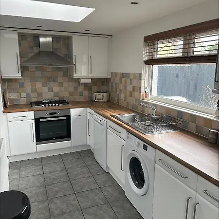 2 Bedroom Semi-Detached House- Sleeps 4 *