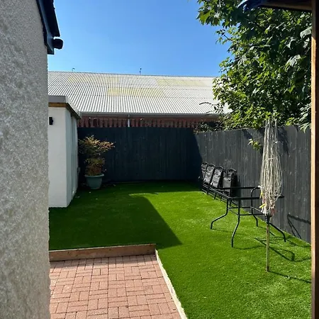 2 Bedroom Semi-Detached House- Sleeps 4 Newport (Gwent)