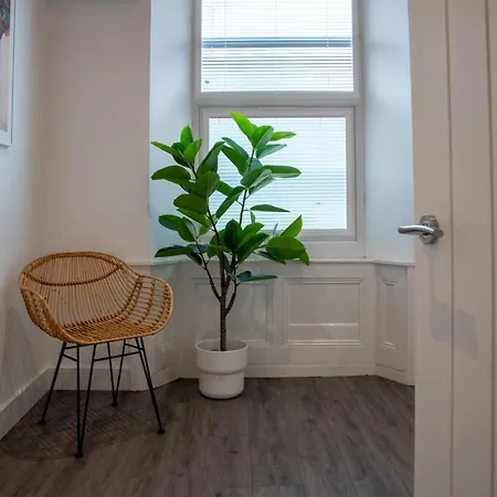 Trendy Urban 140mtrs To Train Station Apartment