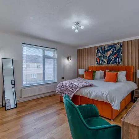 High Spec & Interior Designed 2 Bedroom House Apartment *