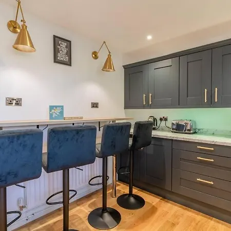 High Spec & Interior Designed 2 Bedroom House Apartment Newport (Gwent)