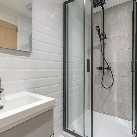 Apartment High Spec & Interior Designed 2 Bedroom House