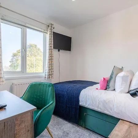 Beautifully Renovated 2 Bedroom House In Newport *
