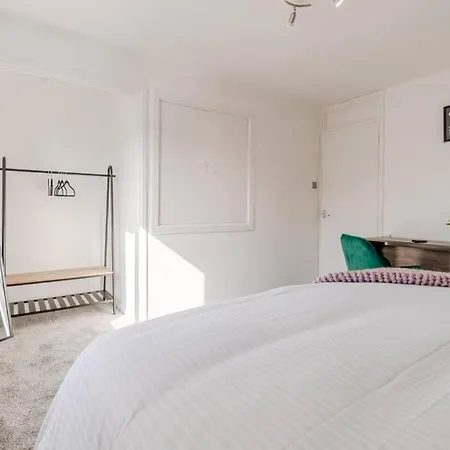 Holiday home Beautifully Renovated 2 Bedroom House In Newport