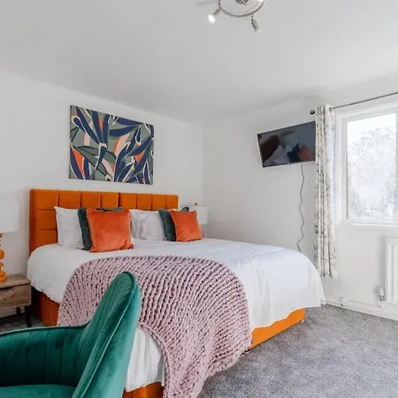 Beautifully Renovated 2 Bedroom House In Newport
