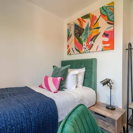 Beautifully Renovated 2 Bedroom House In Newport Holiday home