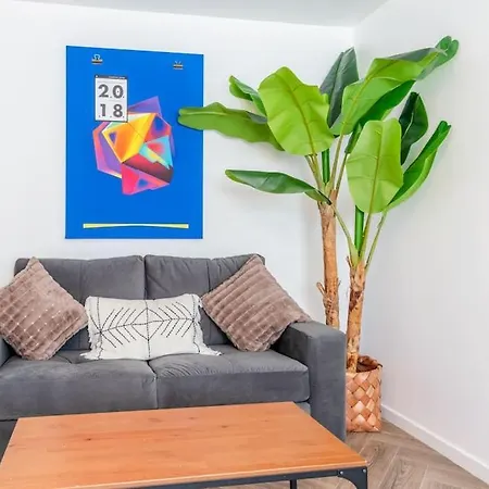 Beautifully Renovated 2 Bedroom House In Newport Holiday home