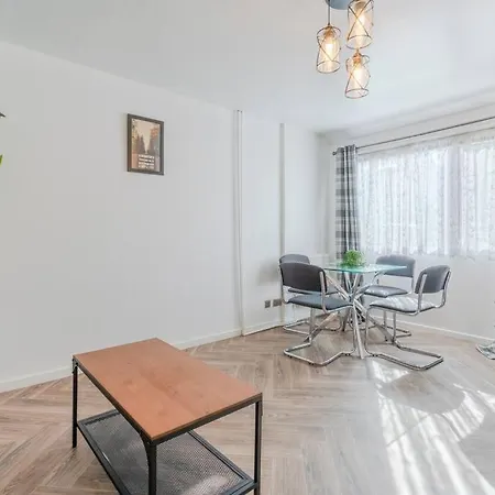 Beautifully Renovated 2 Bedroom House In Newport *